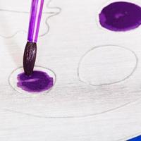 pintando padrão violeta em tela de seda foto