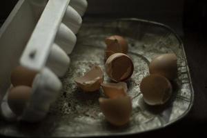 ovos quebrados. casca de ovo. ovos de galinha estão na mesa. detalhes da comida. foto