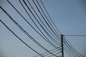 fios contra o céu. muitos fios elétricos. foto