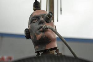 cabeça de manequim no estilo de steam punk. detalhes embutidos na cabeça. escultura no festival. foto