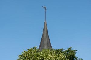 torre do relógio da catedral de konigsberg. monumento de estilo gótico de tijolos em kaliningrado, rússia. ilha immanuel kant. foto