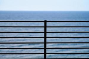 esgrima no deck de observação, fundo azul do mar, proteção dos turistas de cair do penhasco foto
