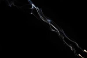 fumaça branca sobre fundo preto para efeito de sobreposição de camada. um efeito realista de fumaça ou neblina para efeito de manipulação de foto e vídeo e tema de design misterioso