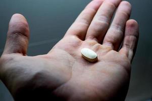 pílula / comprimido / medicamento na palma da mão