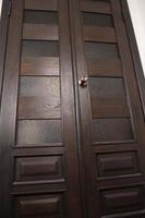 porta de madeira na moda pintada com laca escura foto