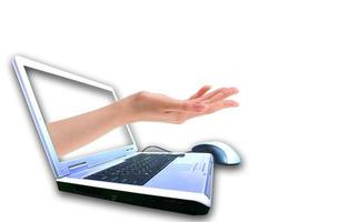 uma mão dando a todos através de um laptop. Isolado em um fundo branco foto