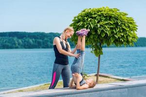 menina e mulher estão fazendo exercícios foto