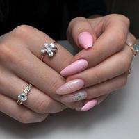 manicure rosa feminina com design.mãos de uma mulher com manicure rosa nas unhas foto