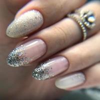 manicure feminina na moda elegante com design.manicure feminina com glitter.mãos de mulher com glitter nas unhas foto