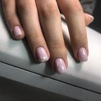 manicure feminina com cat.hands de uma mulher com manicure de gato nas unhas foto