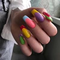 design multicolorido brilhante de manicure. foto