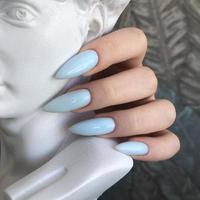 manicure azul feminino na moda elegante com design.mãos de uma mulher com manicure azul nas unhas foto