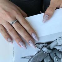 manicure cinza feminina com design.mãos de uma mulher com manicure cinza nas unhas foto