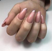 manicure francesa nas unhas. design de manicure francesa. esmalte de manicure em gel foto