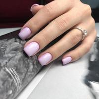 manicure violeta feminina na moda elegante. mãos de uma mulher com manicure violeta nas unhas foto