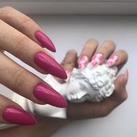 manicure rosa feminina na moda elegante. mãos de uma mulher com manicure rosa nas unhas foto