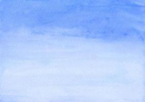 textura de fundo gradiente azul claro aquarela. aquarelle abstrato birght céu azul ombre pano de fundo. modelo na moda horizontal em aquarela. papel texturizado. foto