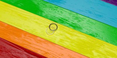 anel jóias casal orgulhoso orgulho masculino fêmea senhora gênero casamento noivado casal romântico arco-íris colorido fundo papel de parede cópia espaço símbolo namorada namorado casamento.3d render foto