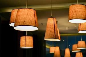 lâmpadas em uma loja de café