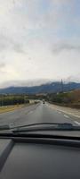 paisagem sul de minas gerais carro em movimento na estrada foto