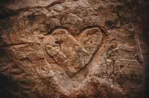 mensagem romântica em forma de coração esculpido em arenito foto