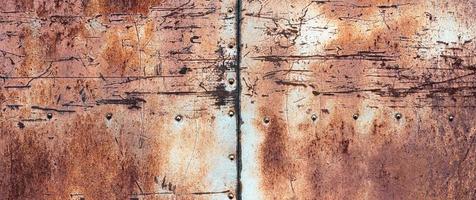 fundo de textura de metal enferrujado, parede velha suja com arranhões manchas rebites e costuras foto