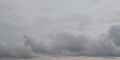 a vista das nuvens na hora da praia foto