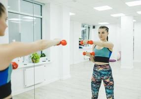 mulher desportiva fazendo exercícios de boxe foto