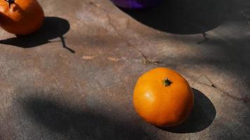 tangerinas frutas cítricas em fundo de cimento exposto 02 foto