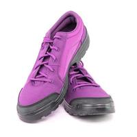 um par de sapatos de caminhada rosa simples e baratos isolados no fundo branco - vista de perto em perspectiva foto