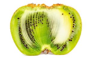 uma fruta mutante de kiwi feia isolada no fundo branco, cortada foto