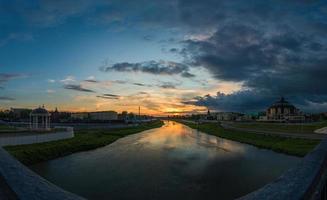 pôr do sol de verão em tula, rússia foto