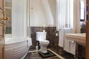 banheiro luxuoso com piso de mármore
