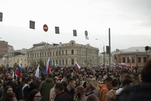 Moscou, Rússia. 09 30 2022 pessoas em moscou com bandeiras russas. foto