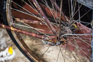 velha bicicleta marrom molhada após chuva closeup com foco seletivo e desfoque foto