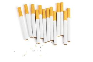 cigarros de filtro clássicos isolados em branco com sombras foto
