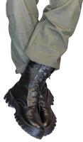 pernas em calças cáqui do exército e botas militares foto