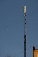 Torre de tubulação de telecomunicações de internet longa e leve com transmissores 4g e 5g à noite foto
