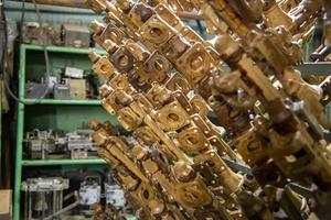 modelos industriais de cera perdida no sprue aguardando a fabricação de conchas, close-up com foco seletivo foto