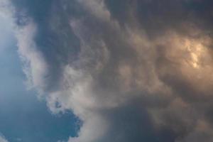 dramáticas nuvens de tempestade à luz do dia fundo panorâmico de quadro completo foto