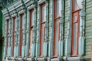 casa de madeira russa clássica com 6 janelas, vista frontal em mau estado foto