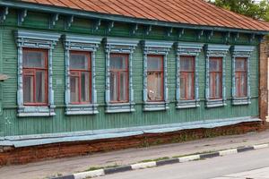 casa de madeira russa clássica com 6 janelas, vista frontal em mau estado foto