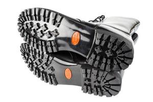 close-up vista de grande angular de novas botas mini-lugs sola de borracha preta com 120 plus grau de resistência a óleo, isolado em branco foto