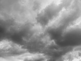 fundo cinza de nuvens de tempestade, vista para cima foto