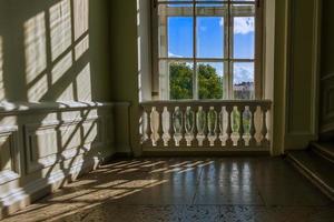 janela branca clássica com balaustrada foto