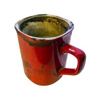 caneca vazia de café vermelho super sujo nojento isolado no fundo branco com foco seletivo. foto