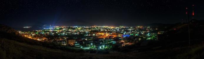 panorama noturno da cidade sudak, criméia foto