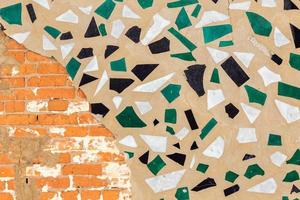 textura plana de parede de gesso de mosaico de lixo de vidro colorido foto