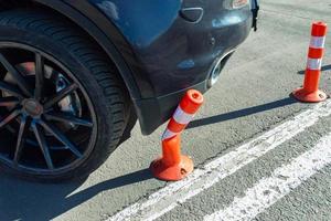 carro colidir pequeno cone de trânsito foto