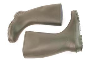 par de botas de borracha verdes limpas deitadas isoladas no fundo branco foto
